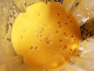 14、南瓜布丁,南瓜鸡蛋牛奶液就打好了。