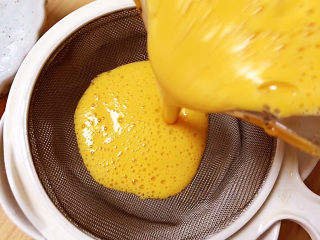 15、南瓜布丁,将蛋液过滤一下，倒入碗中。