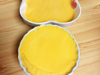 16、南瓜布丁,将碗盖好保鲜膜，用牙签扎一些小洞眼。