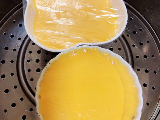 17、南瓜布丁,将碗放入锅中，大火蒸10分钟。