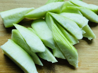 2、丝瓜炒蛋,滚刀切块