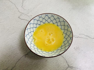 3、丝瓜炒蛋,鸡蛋打入碗中加了少许盐搅拌均匀备用