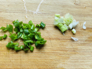 4、丝瓜炒蛋,香葱洗净，葱白和葱花分开切