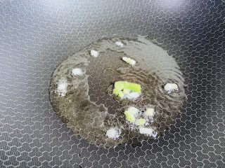 6、丝瓜炒蛋,起油锅放入葱白炒香