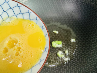 7、丝瓜炒蛋,倒入鸡蛋液