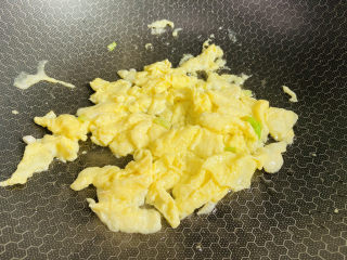 8、丝瓜炒蛋,快速划算炒熟盛入碗中备用