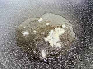 9、丝瓜炒蛋,起油锅放入蒜末炒香