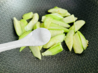 11、丝瓜炒蛋,根据个人口味加入适量盐