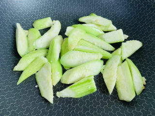 10、丝瓜炒蛋,放入丝瓜翻炒片刻