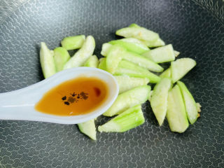 12、丝瓜炒蛋,料酒提香，翻炒均匀