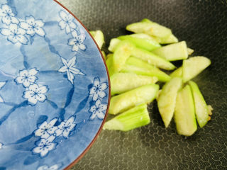 13、丝瓜炒蛋,沿着锅边淋入少许热水翻炒至断生