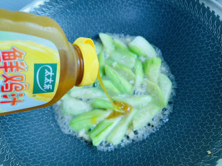 14、丝瓜炒蛋,挤入两滴太太乐鲜鸡汁