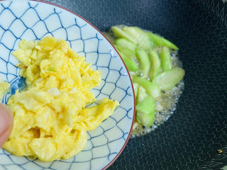 15、丝瓜炒蛋,放入炒熟的鸡蛋