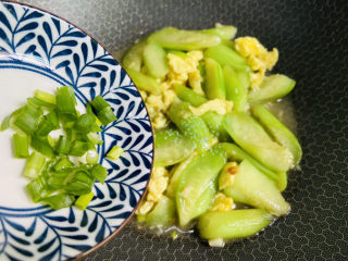 17、丝瓜炒蛋,入葱花翻炒均匀即可食用