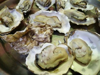 1、海蛎子炒鸡蛋,生蚝提前入锅，煮熟撬开