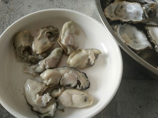 2、海蛎子炒鸡蛋,把海蛎的肉剥出来