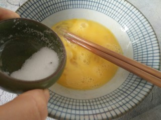 3、海蛎子炒鸡蛋,两颗鸡蛋入碗打散，加入丢丢食盐