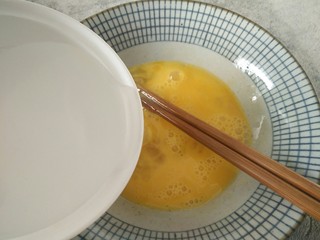 4、海蛎子炒鸡蛋,加适量清水，（可以使鸡蛋更滑嫩量更多）