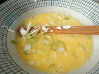 5、海蛎子炒鸡蛋,加葱花，搅匀备用