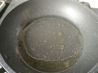 6、海蛎子炒鸡蛋,平底锅烧热加适量食用油