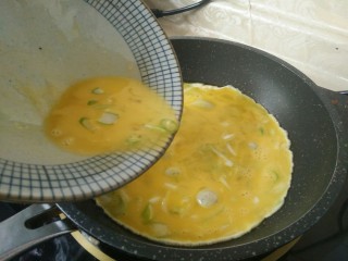 7、海蛎子炒鸡蛋,烧热后放入鸡蛋液翻炒