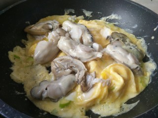 9、海蛎子炒鸡蛋,就可以放入海蛎子