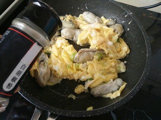 10、海蛎子炒鸡蛋,一起翻炒至凝固，加少许白胡椒粉