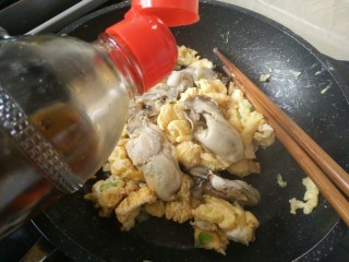 12、海蛎子炒鸡蛋,最后淋入香油提香