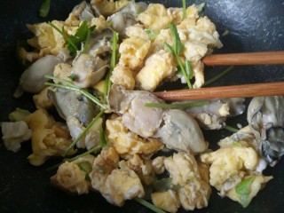 13、海蛎子炒鸡蛋,出锅之前撒香菜