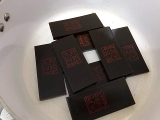 2、补血养颜之玫瑰阿胶糕,阿胶块放入干净无水的锅里