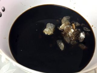 4、补血养颜之玫瑰阿胶糕,加入黄冰糖