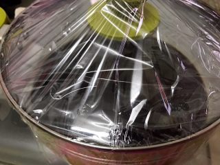 5、补血养颜之玫瑰阿胶糕,保鲜膜密封泡48小时让阿胶块慢慢软化，中间搅拌一两次