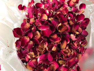 9、补血养颜之玫瑰阿胶糕,金边玫瑰花去花蕊留下花瓣