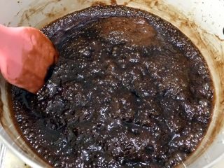 11、补血养颜之玫瑰阿胶糕,融化后，直接把锅坐火上，先中火滚开后，转最小火慢慢熬（一定要不停的搅拌哦不然糊底）