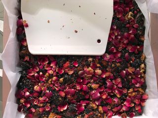 18、补血养颜之玫瑰阿胶糕,用刮板慢慢压实压紧，放入冰箱冷藏2个小时定型