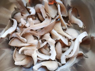 1、蘑菇炖豆腐,蘑菇去根撕成小块。