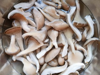 2、蘑菇炖豆腐,用淡盐水浸泡清洗干净。