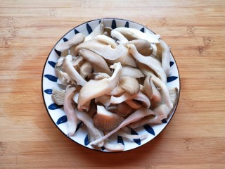 3、蘑菇炖豆腐,挤干水分备用。