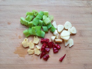 4、蘑菇炖豆腐,葱姜蒜和干红辣椒分别切好。