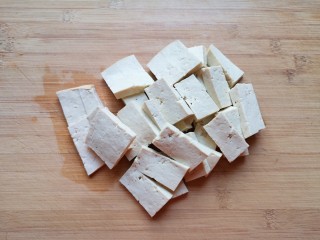 5、蘑菇炖豆腐,老豆腐切成厚片。