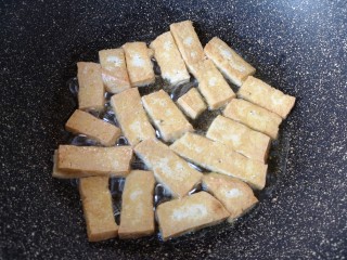 7、蘑菇炖豆腐,中火煎至两面金黄。