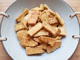 8、蘑菇炖豆腐,盛出备用。