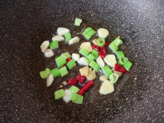 9、蘑菇炖豆腐,锅底留余油，下入葱姜蒜和干红辣椒炒香。