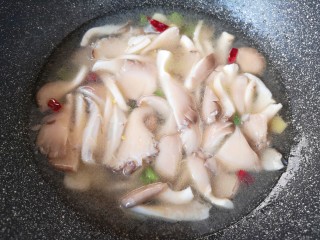 11、蘑菇炖豆腐,加入开水。