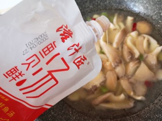12、蘑菇炖豆腐,加入滋汁匠鱼贝鲜汤调味。