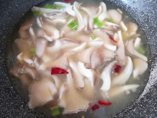 13、蘑菇炖豆腐,大火烧开。