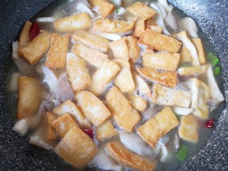 14、蘑菇炖豆腐,下入煎好的老豆腐。