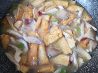 15、蘑菇炖豆腐,再次大火烧开以后，转小火炖煮至豆腐入味（大概10分钟左右）。