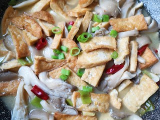 16、蘑菇炖豆腐,撒上葱花即可。