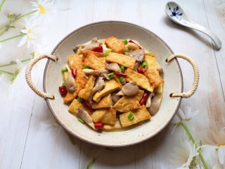 17、蘑菇炖豆腐,盛出装盘。
